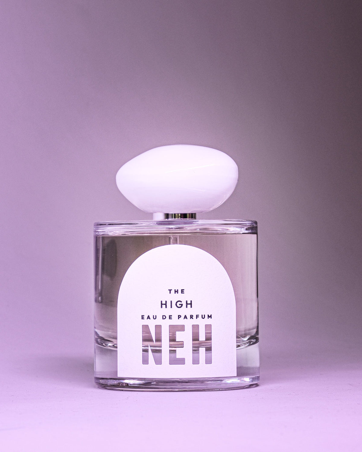 NEH The High eau de parfum 100 ml mot lila bakgrund